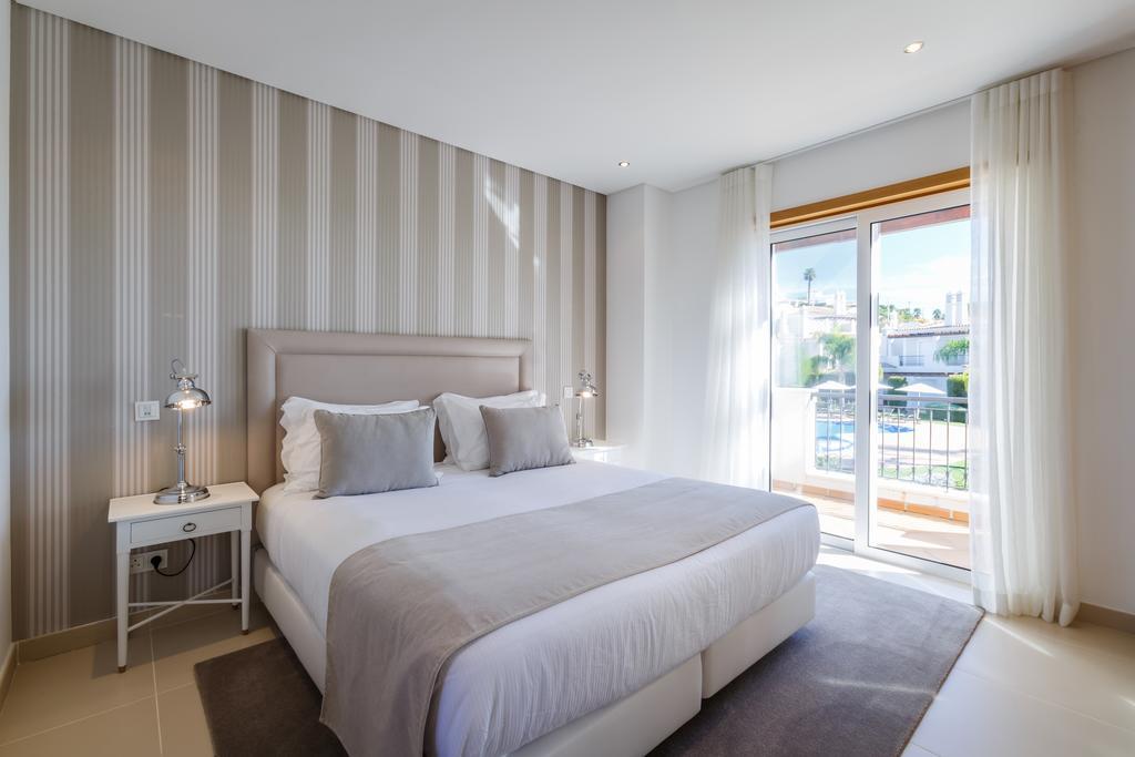 The Crest Hotel Алмансил Стая снимка