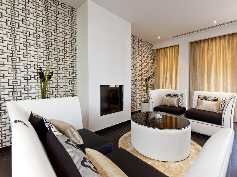 The Crest Hotel Алмансил Екстериор снимка