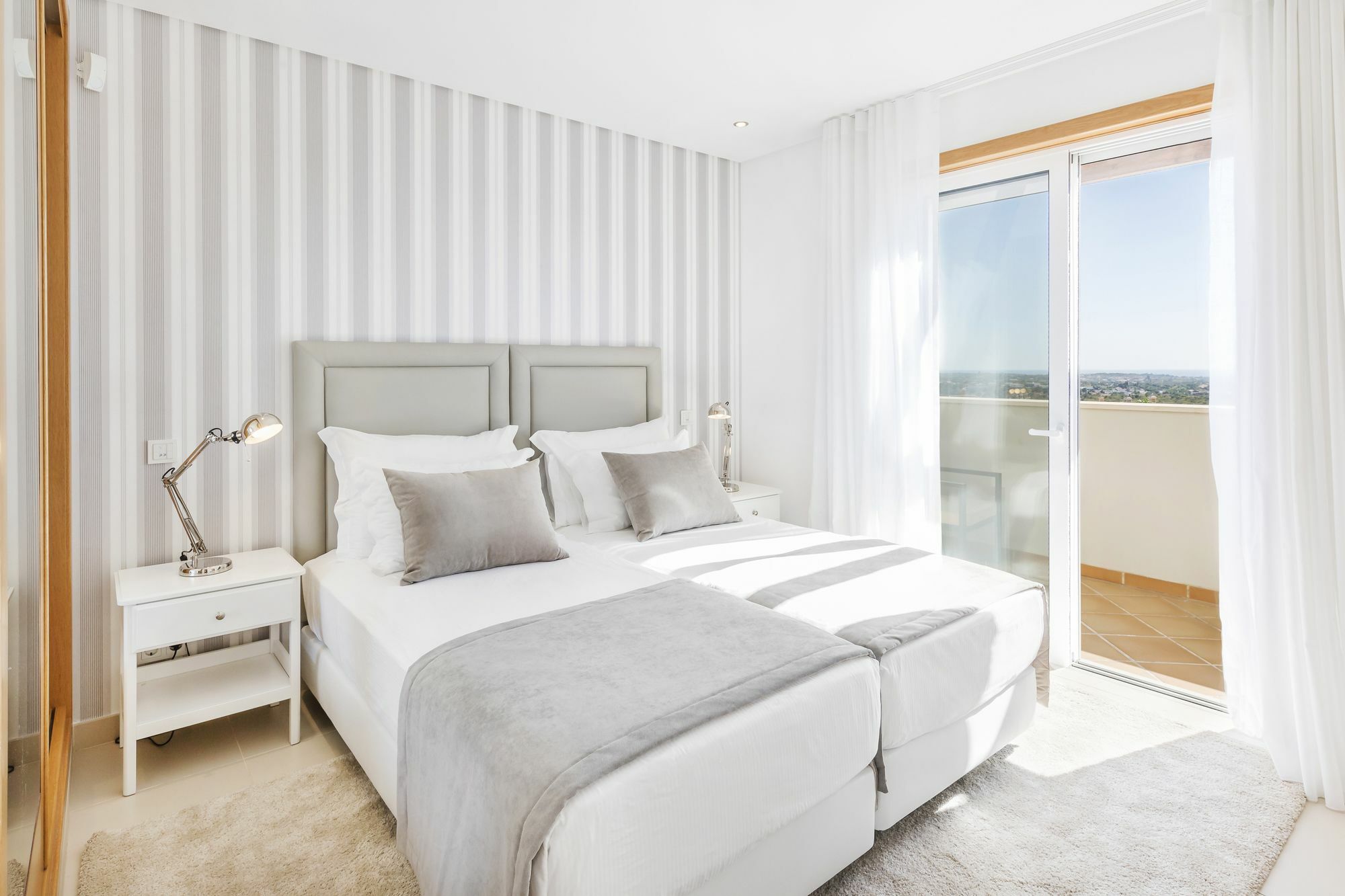 The Crest Hotel Алмансил Екстериор снимка
