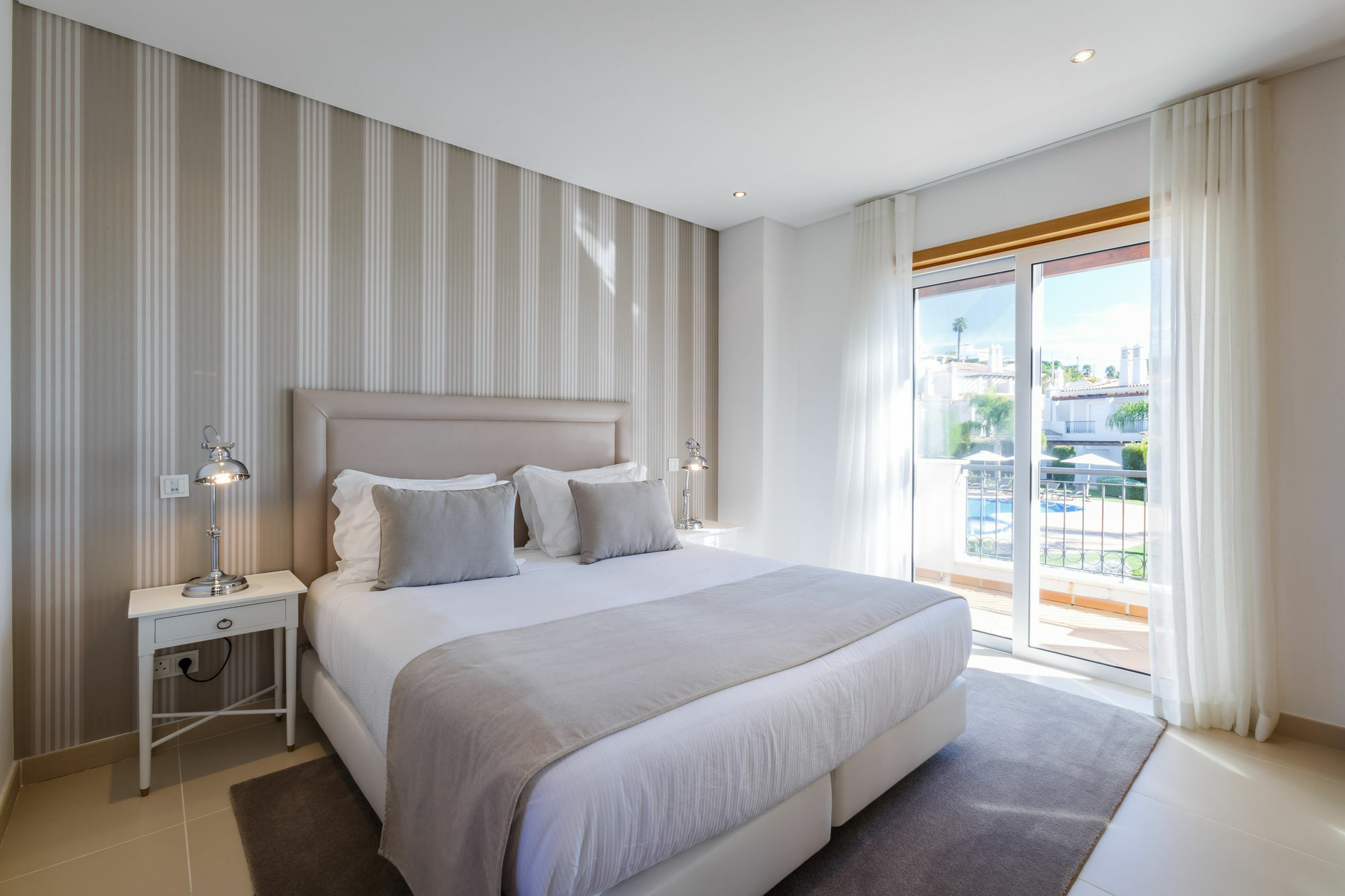 The Crest Hotel Алмансил Екстериор снимка