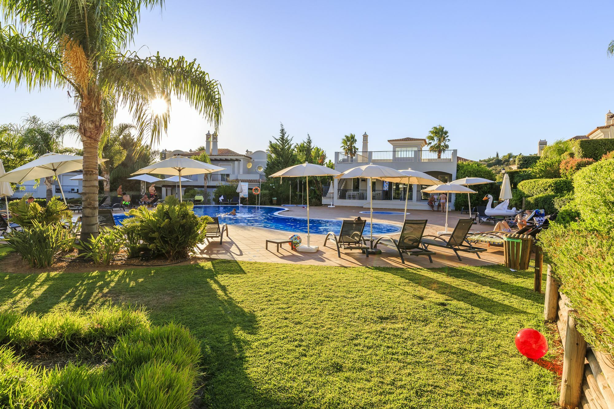 The Crest Hotel Алмансил Екстериор снимка