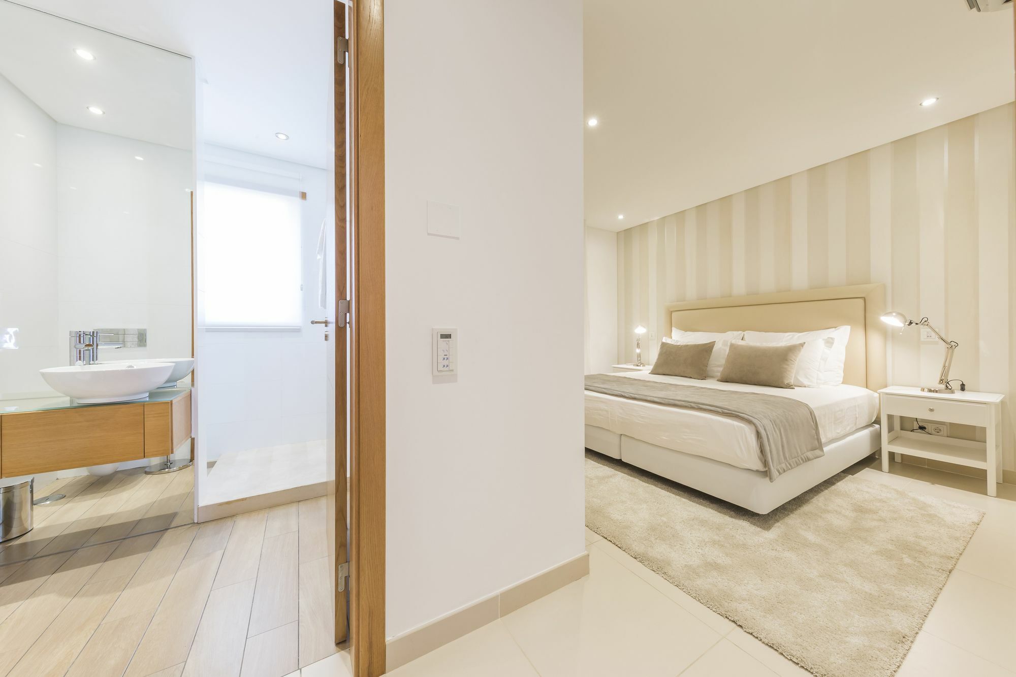 The Crest Hotel Алмансил Екстериор снимка