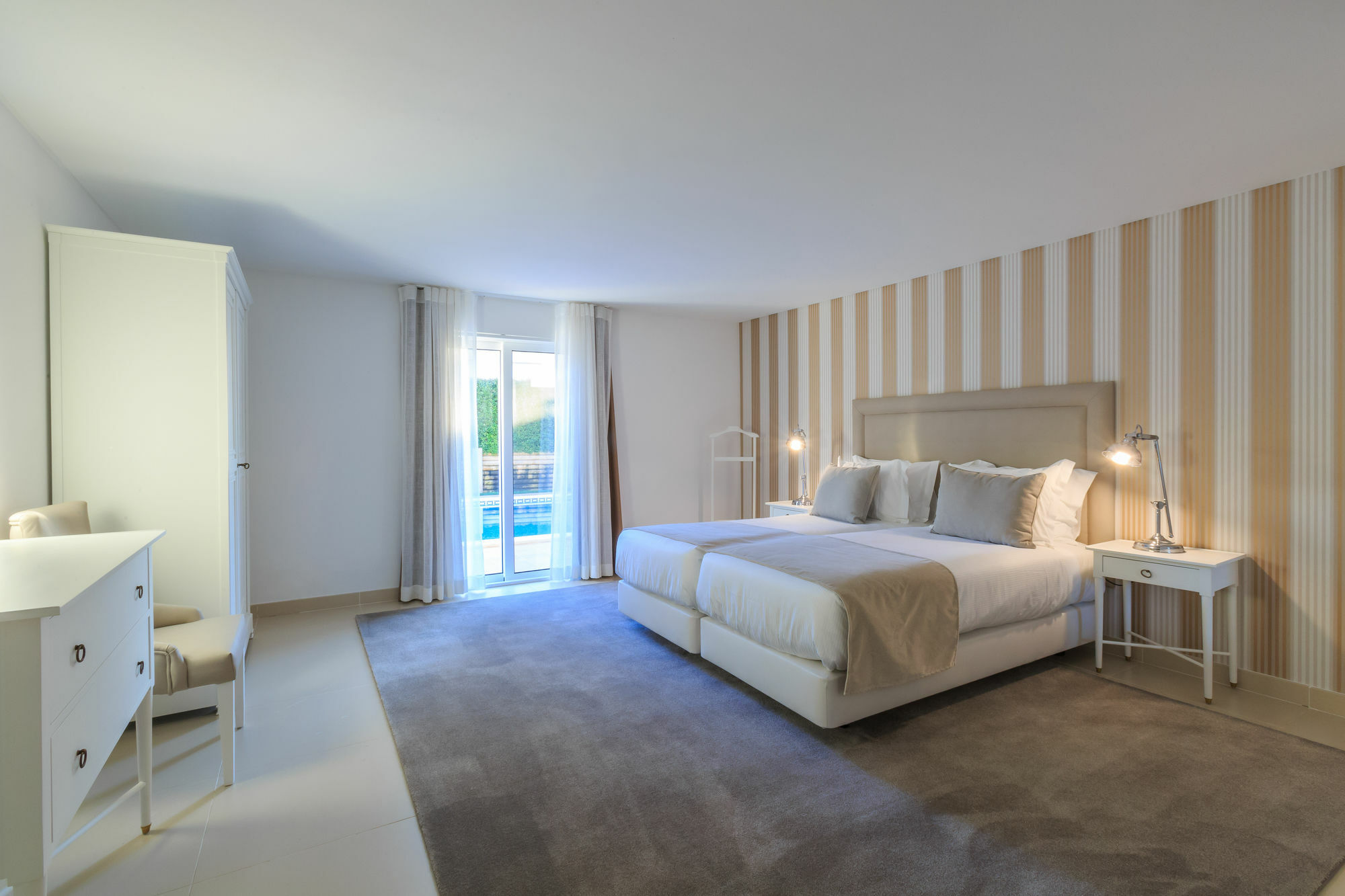 The Crest Hotel Алмансил Екстериор снимка