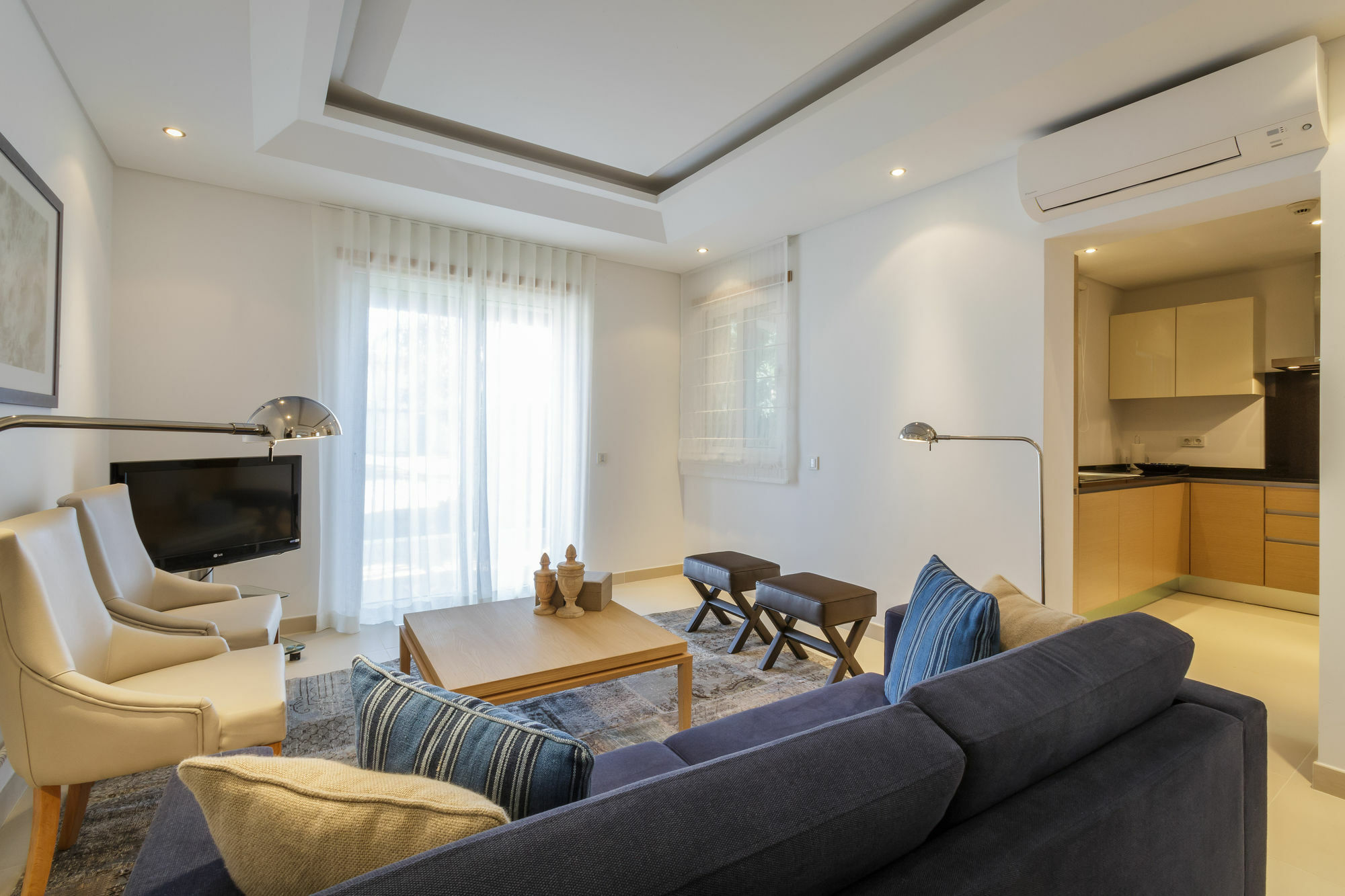 The Crest Hotel Алмансил Екстериор снимка
