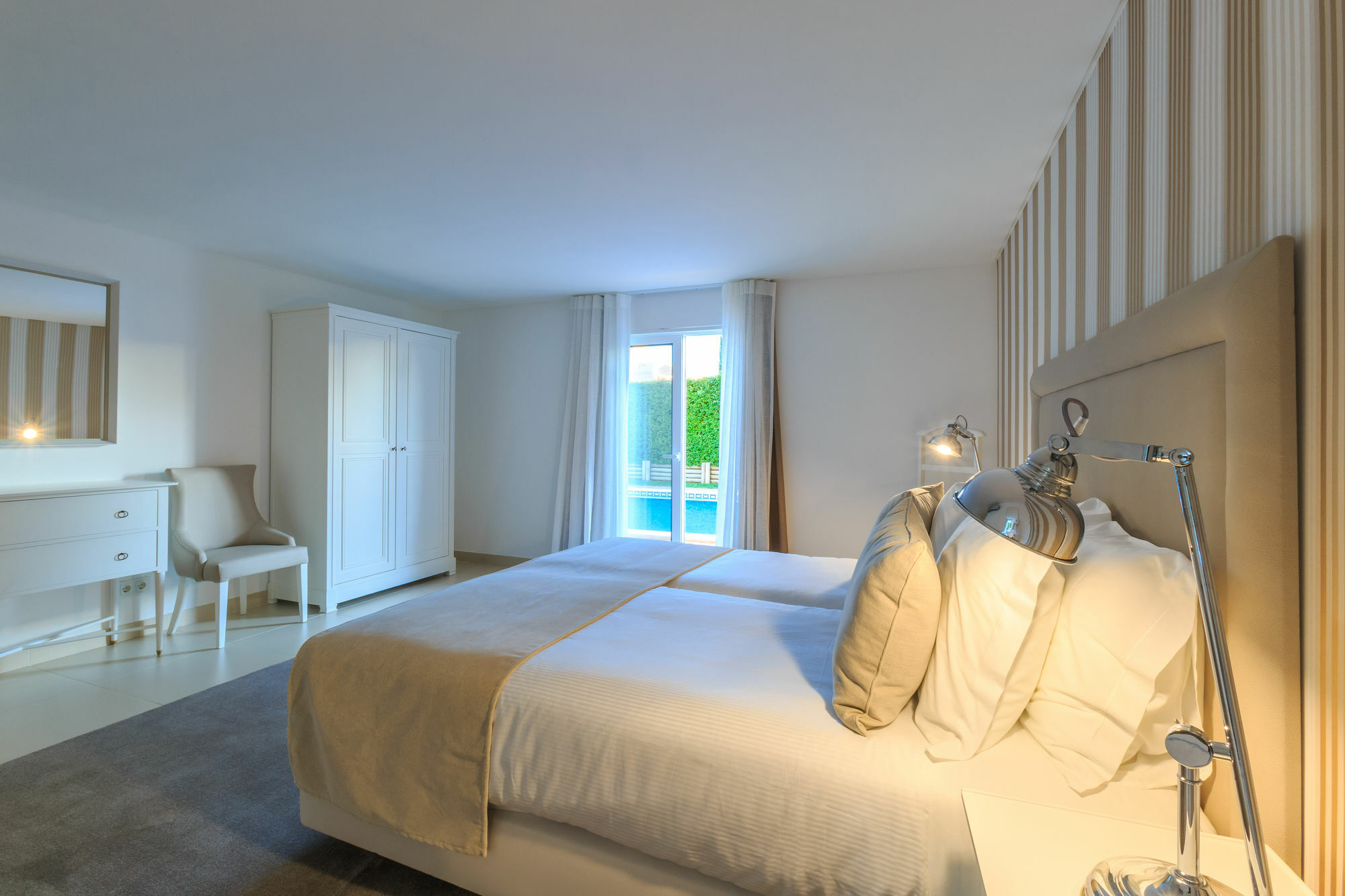 The Crest Hotel Алмансил Екстериор снимка